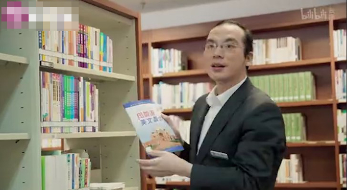 Thủ thư tự học hơn 10 ngôn ngữ