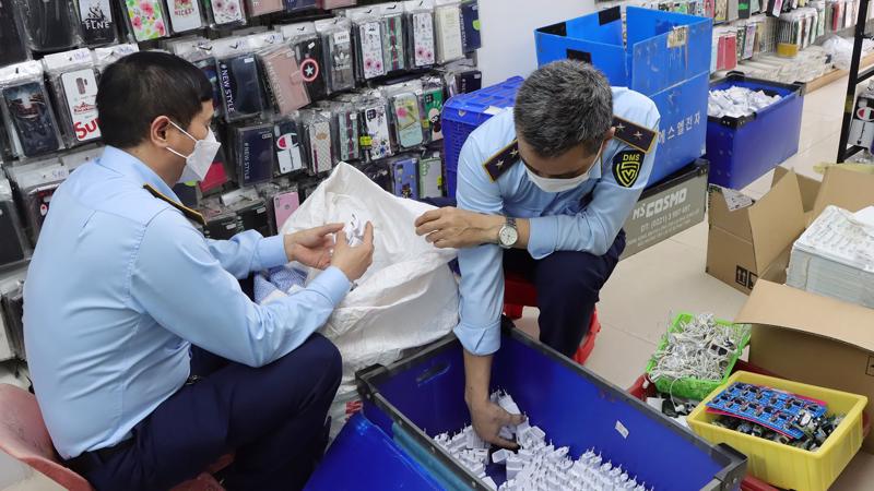 Thu giữ trên 11.200 sản phẩm sạc điện thoại, ipad giả mạo nhãn hiệu Samsung