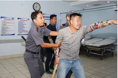 Người đàn ông bóp cổ, dọa giết bác sĩ vì con hóc xương phải chờ 30 phút