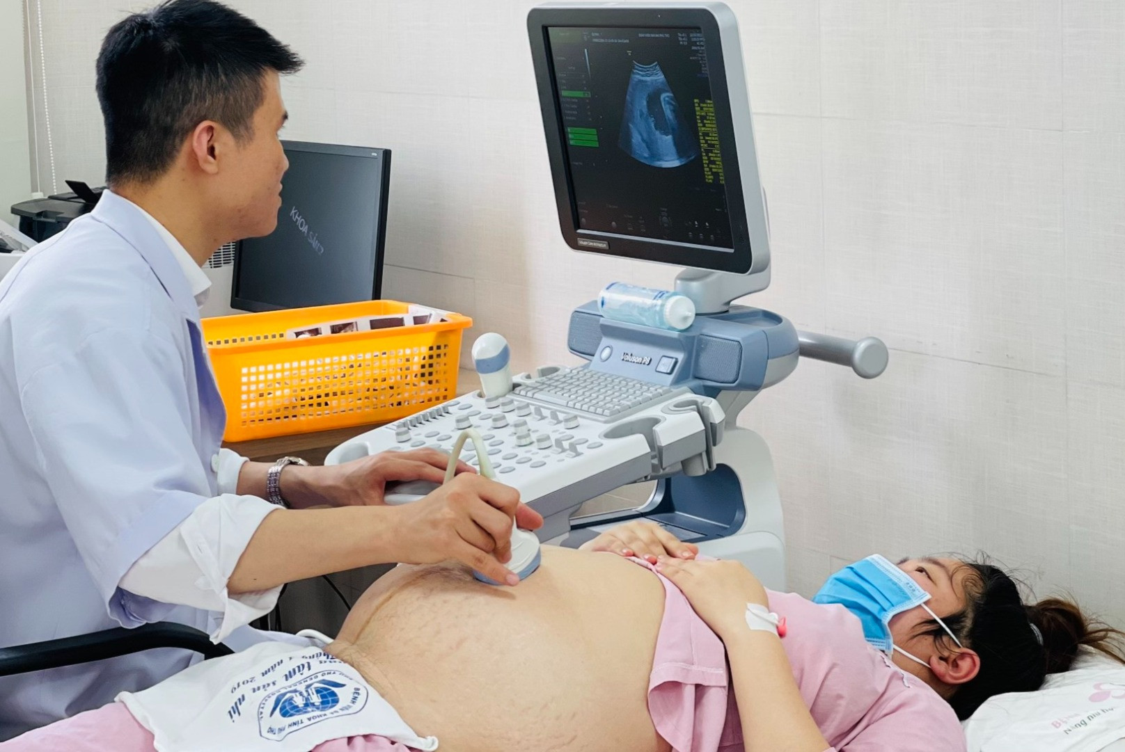 Ba giờ căng thẳng giữ thai cho người phụ nữ trẻ dọa sinh non