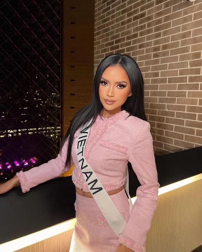 Ngọc Châu tự tay họa mặt đẹp hơn cả chuyên viên Miss Universe