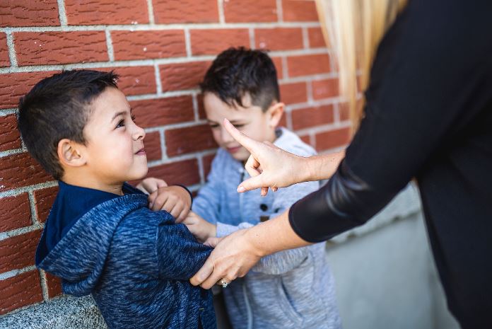 Phải làm gì nếu một đứa trẻ đánh con bạn?