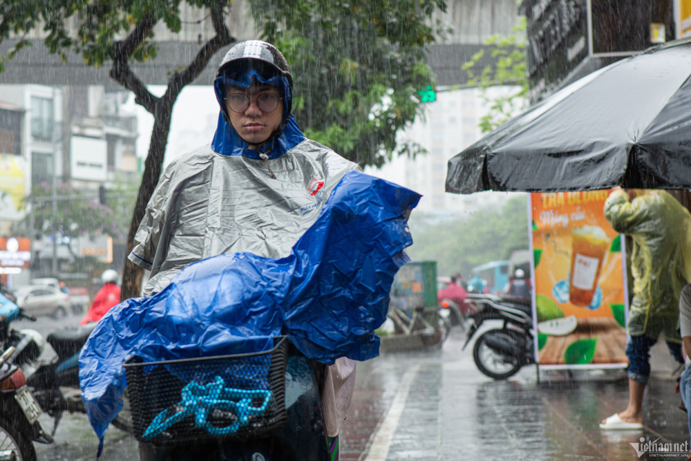 Thời tiết Hà Nội 23/6: Nắng nóng suy giảm, chiều tối mưa lớn kèm gió