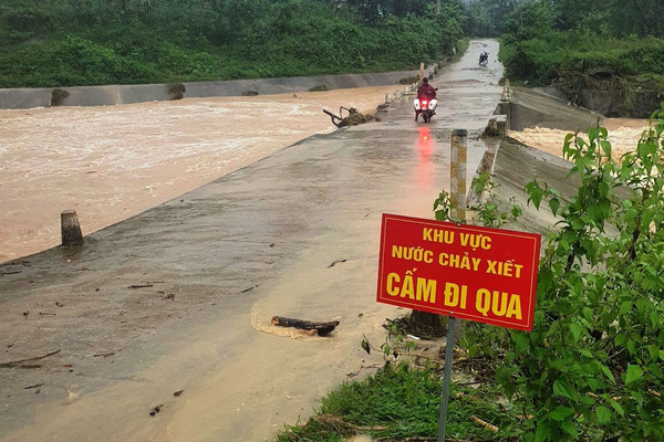 Mưa lớn ở TP Thanh Hóa, nhiều tuyến đường ngập trong biển nước