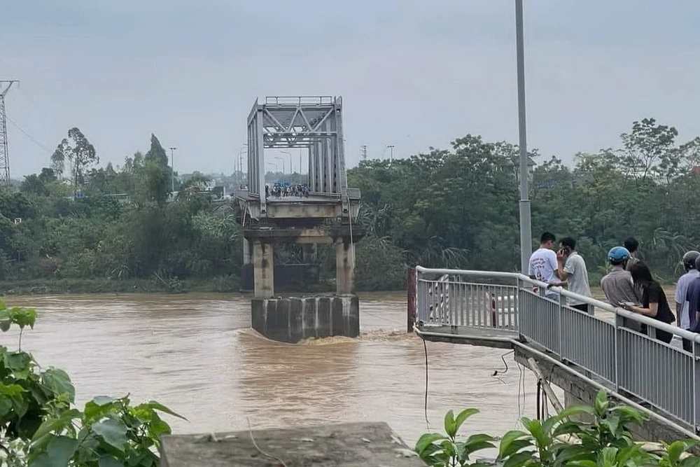 Thủ tướng Chính phủ chỉ đạo huy động mọi lực lượng cứu nạn nhân vụ sập cầu Phong Châu